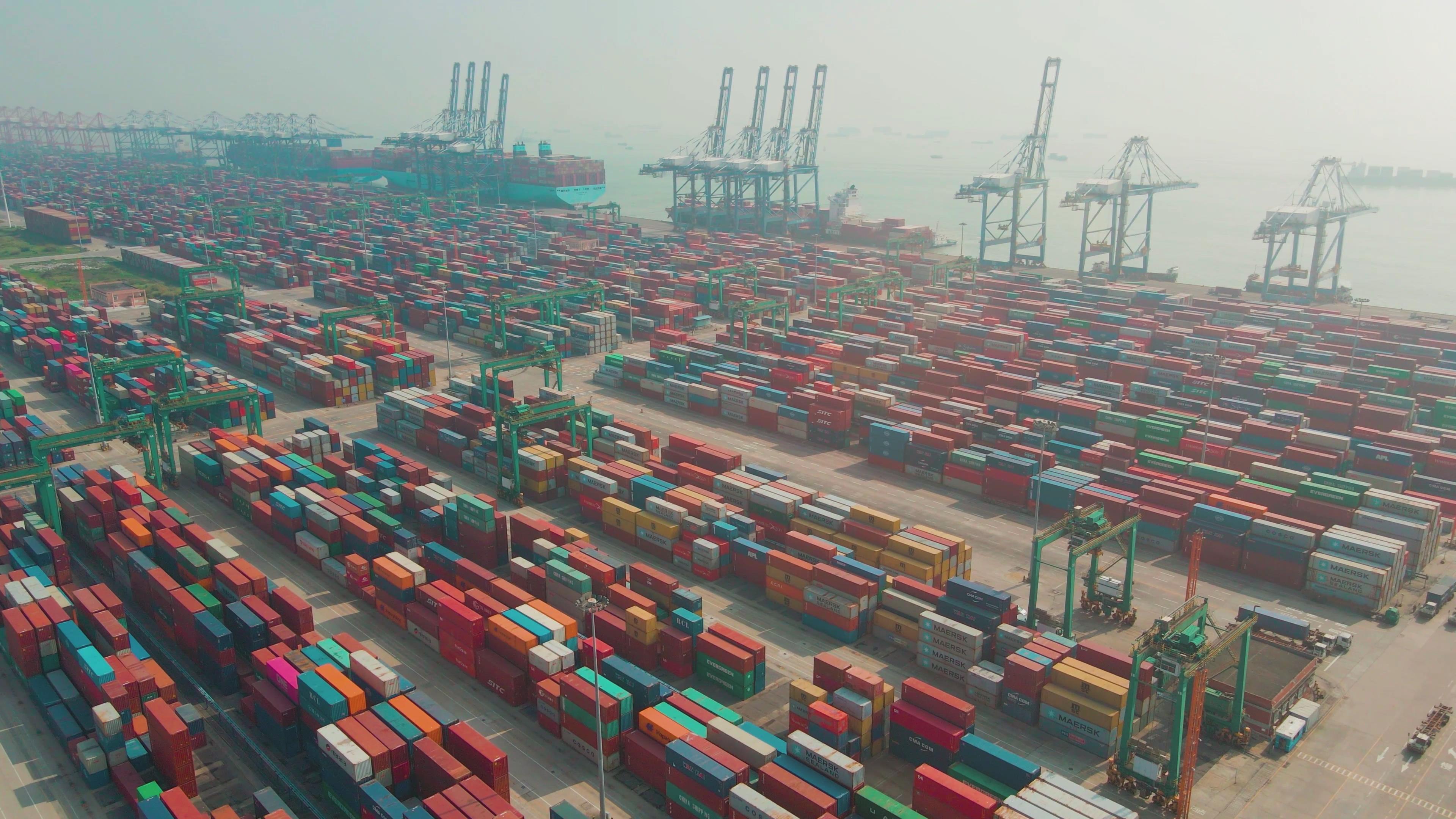 4K航拍集装箱港口码头视频素材视频的预览图