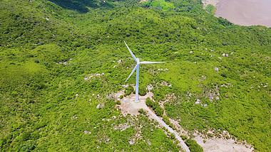 4K高山上的风能电力发电风车风景祖国山河视频素材视频的预览图
