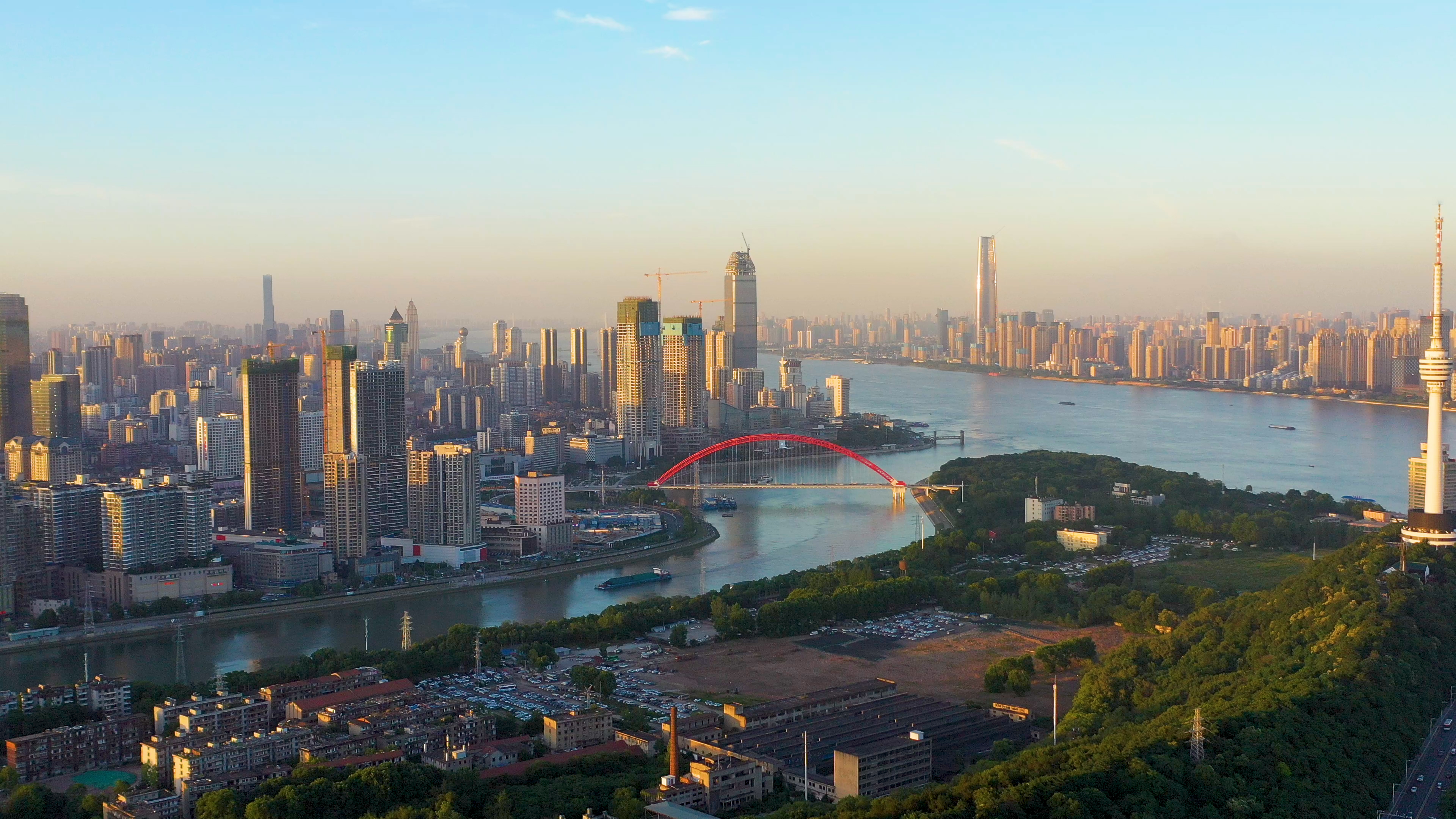 4K武汉城市地标晴川桥城市建筑实拍视频视频的预览图