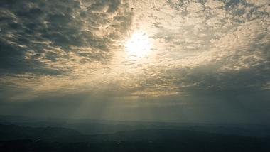 4k航拍太阳阳光从云层中撒下光线耶稣光延时视频的预览图