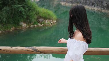 4k美女女孩女生在碧绿湖水边行走看风景人文意境视频的预览图