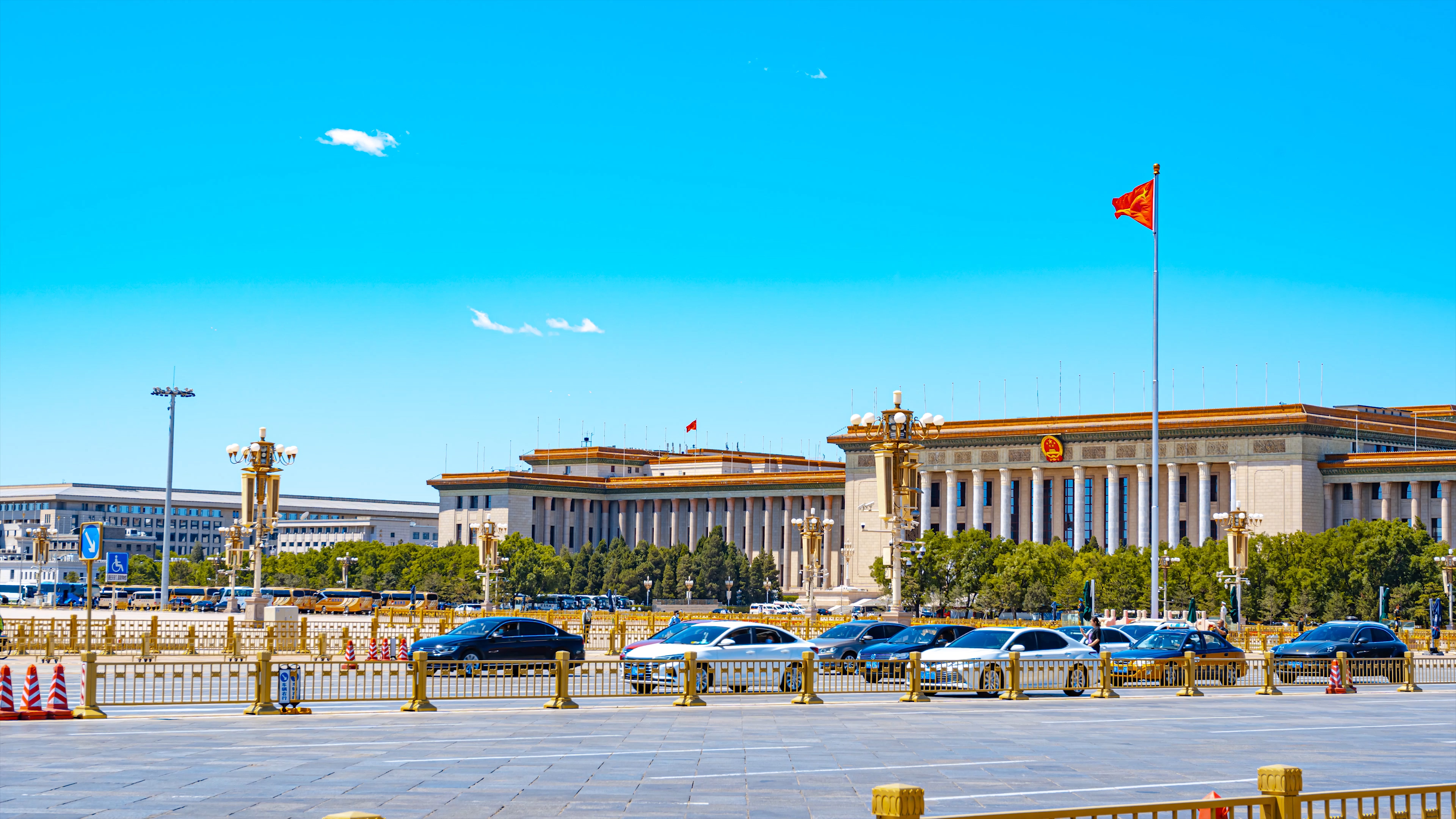 8K延时大气北京天安门广场红旗屹立飘扬视频的预览图