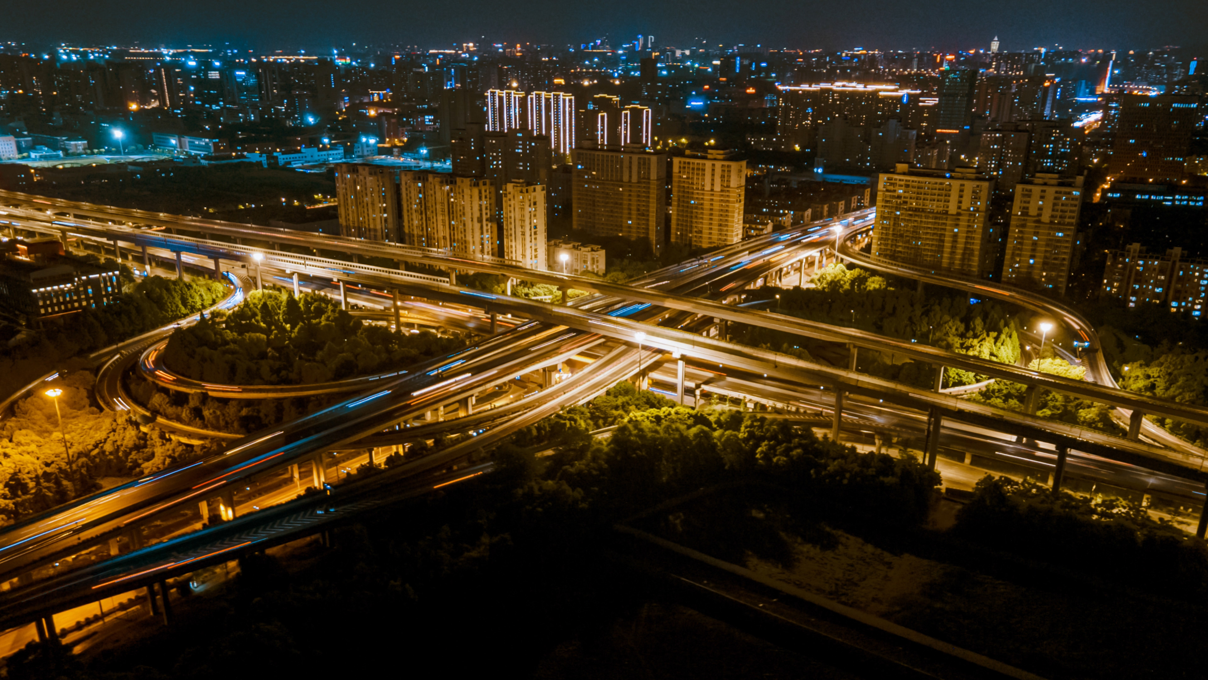 4K大气航拍延时杭州高架桥极速车流夜景视频的预览图