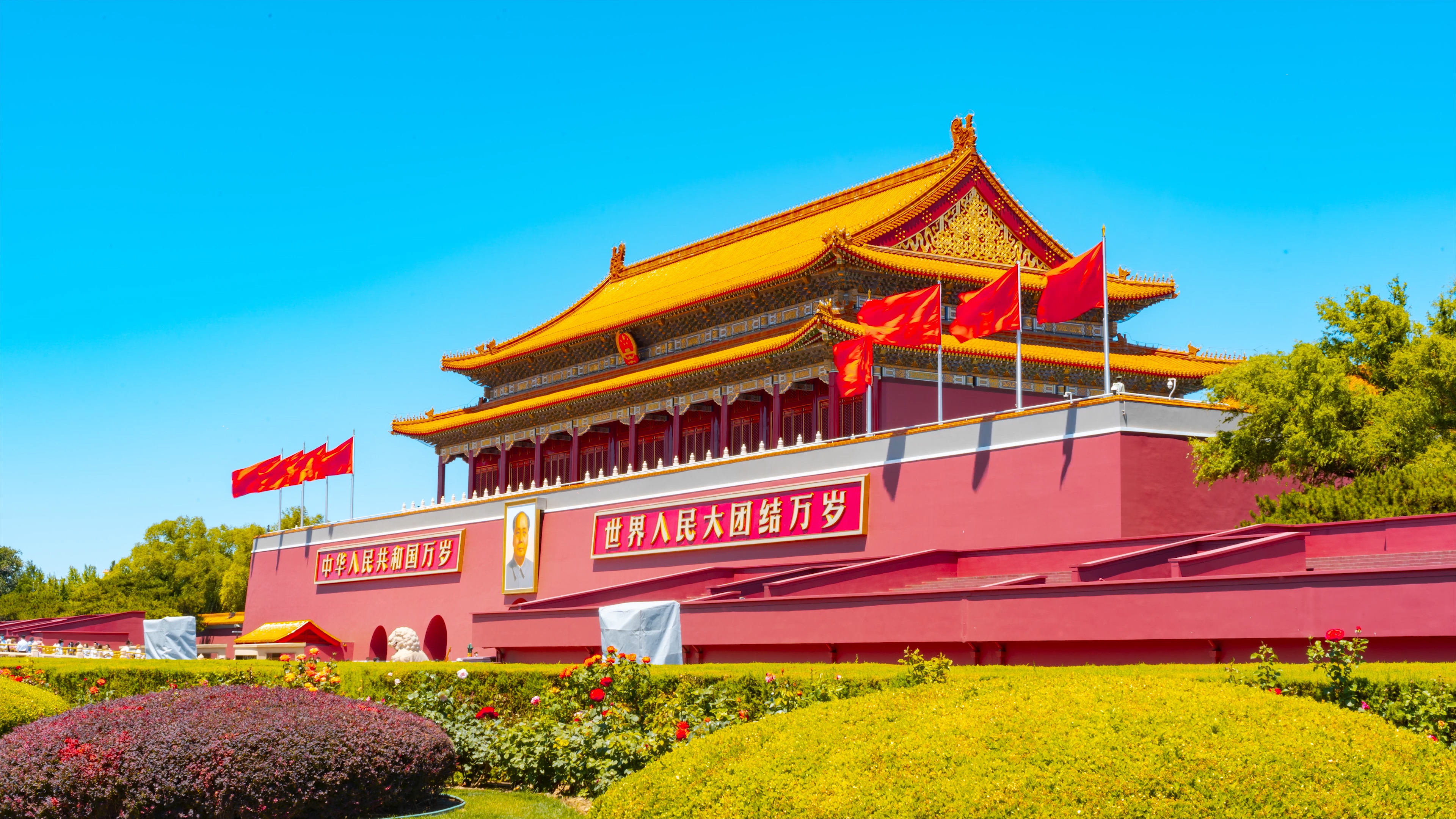 8K壮观大气蓝天下的北京天安门红旗飘飘首都地标延时视频的预览图