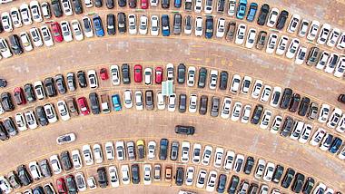 4k俯拍城市停车广场有序停车视频的预览图