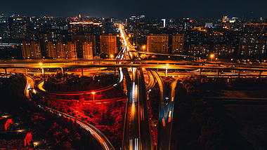 4K震撼航拍夜晚城市魔幻高架夜景车流视频的预览图