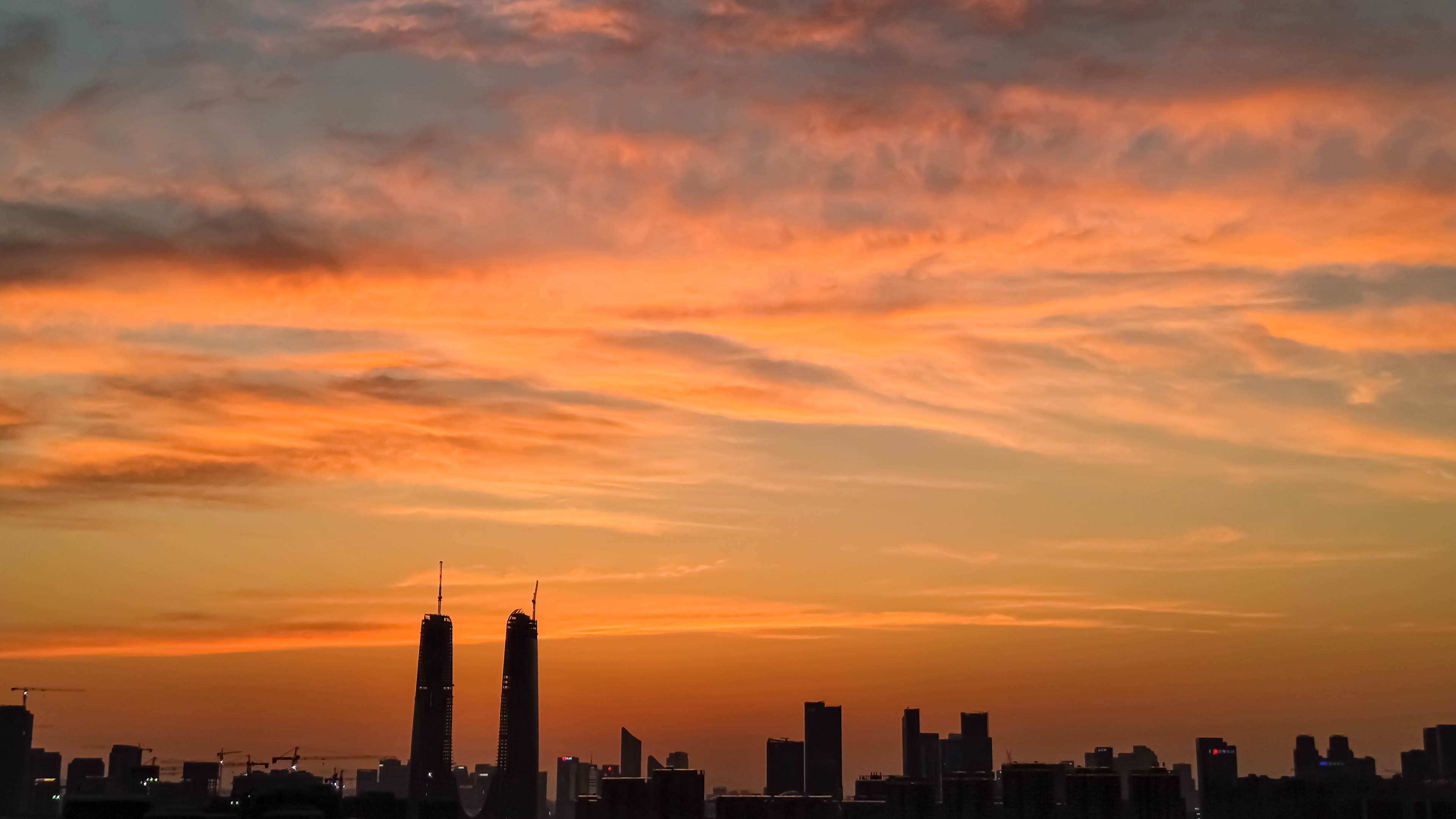 4K夏季夏天夏日移动延时城市晚霞夜景彩云城市天际线视频的预览图