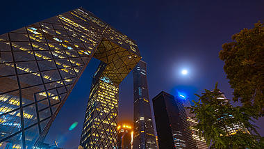 8K移动延时震撼月下的北京CBD国贸夜景视频的预览图