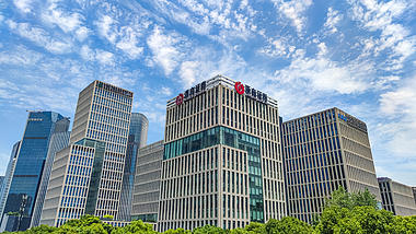 4K移动延时杭州钱江新城CBD蓝天白云商务大楼大厦视频的预览图