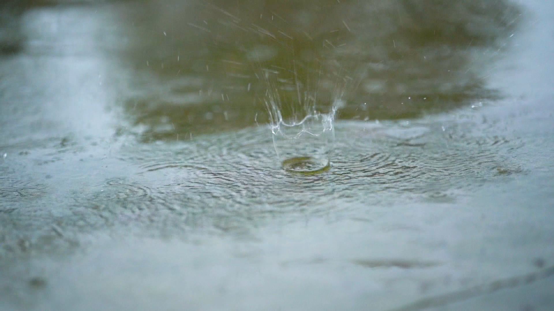 4K实拍下雨天雨滴滴落地面升格唯美意境视频的预览图