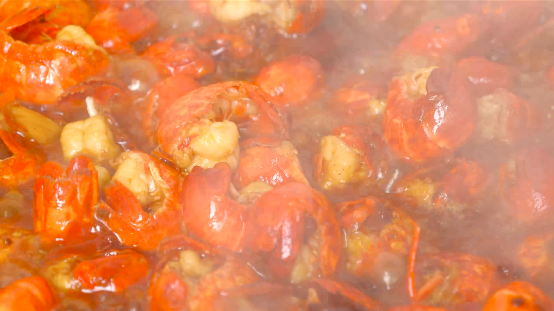 4K烹饪红烧小龙虾虾尾麻辣虾尾餐饮美食做菜视频的预览图