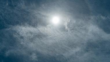 4k夏季正午烈日炎炎云层移动太阳光晕延时视频的预览图