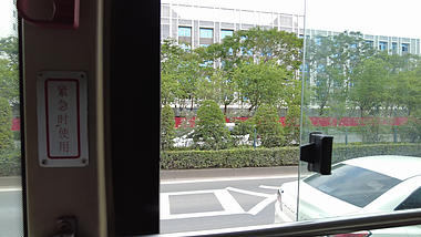 4K公交车行驶沿途实拍窗外风景视频的预览图