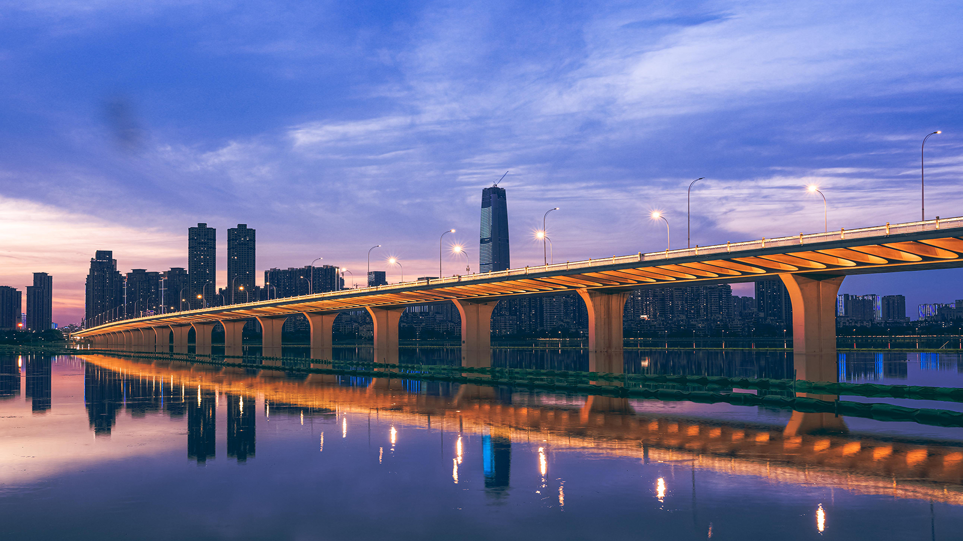 8K武汉城市地标沙湖大桥日落延时实拍视频视频的预览图