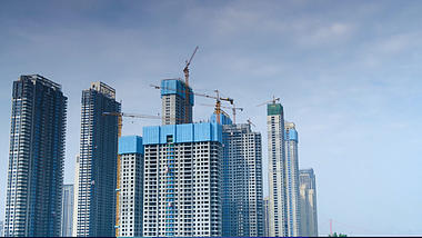 4K延时建筑工地吊塔施工城市建设工业视频视频的预览图