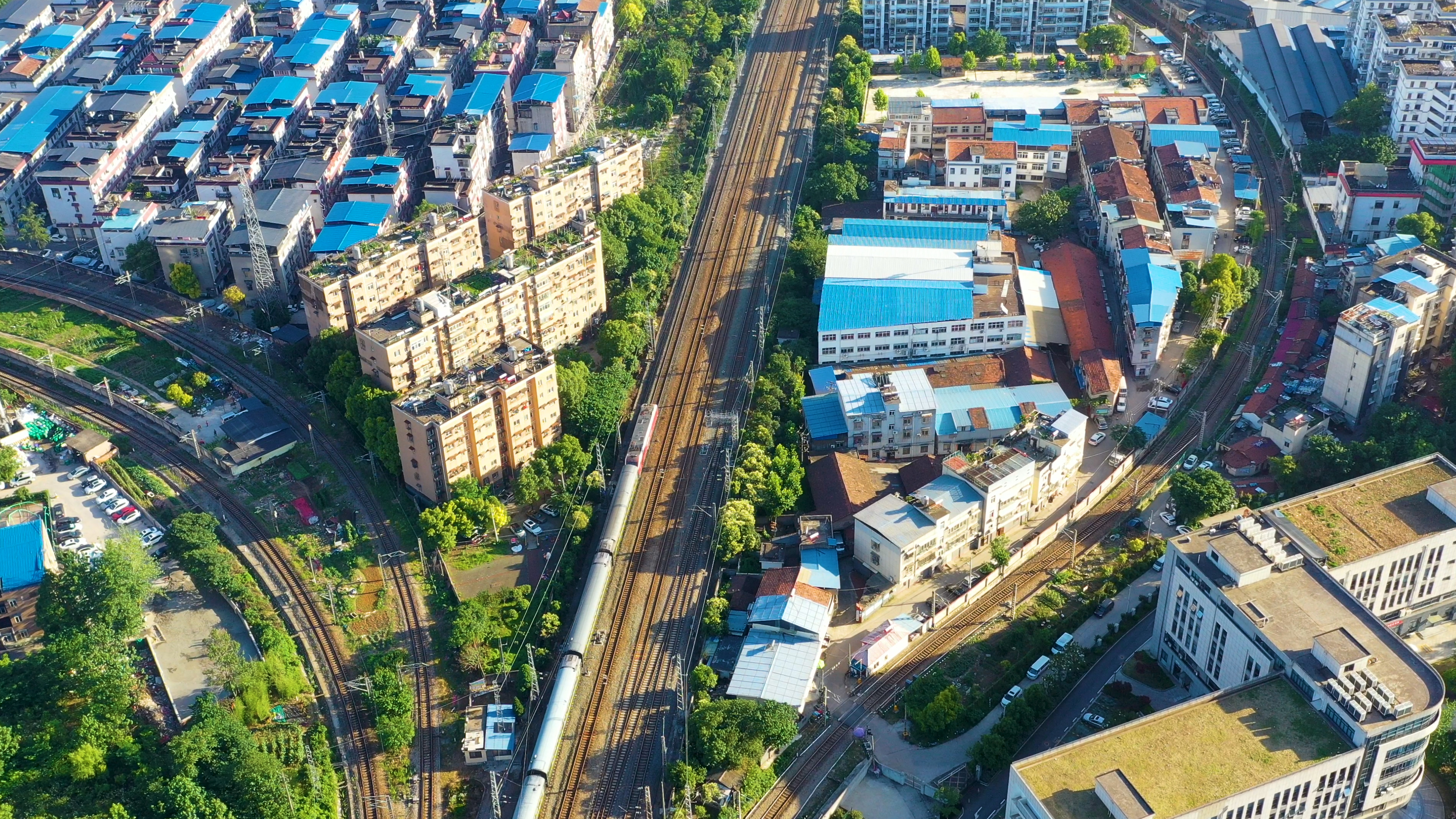 4K武汉城市交通追火车高铁航拍实拍视频视频的预览图