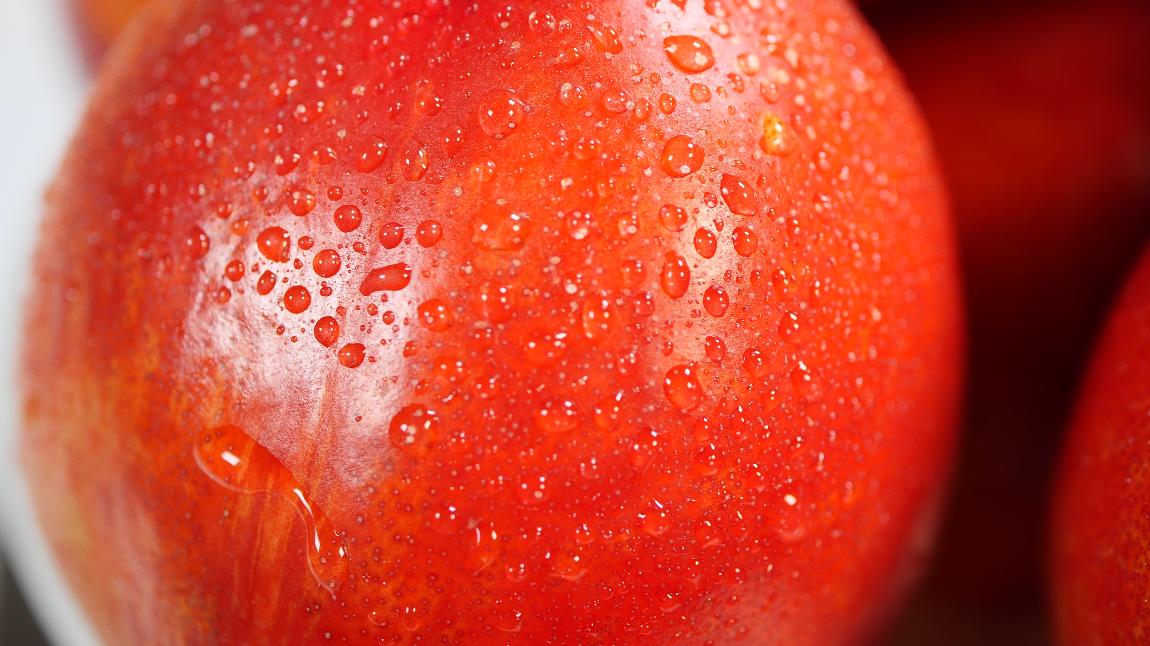 4K桃子油桃摆盘摆拍水果特写带水珠的桃子视频的预览图