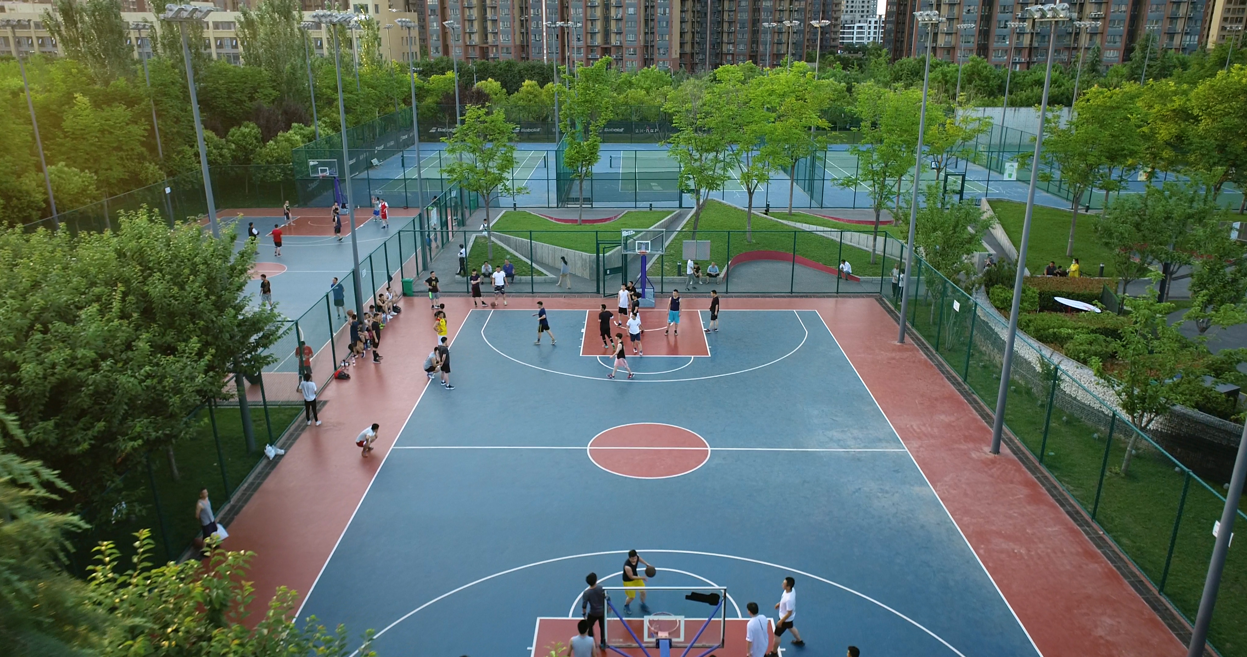 4K城市公园篮球场航拍打篮球比赛运动视频的预览图
