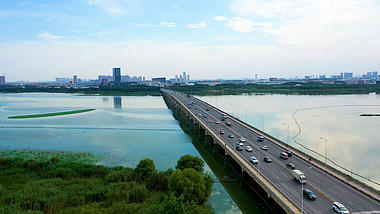 4K武汉城市晴天下的太子湖桥航拍实拍视频视频的预览图