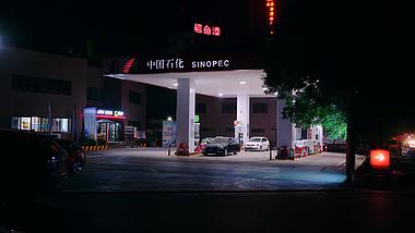 4K晚上加油站加油中国石油延时视频视频的预览图