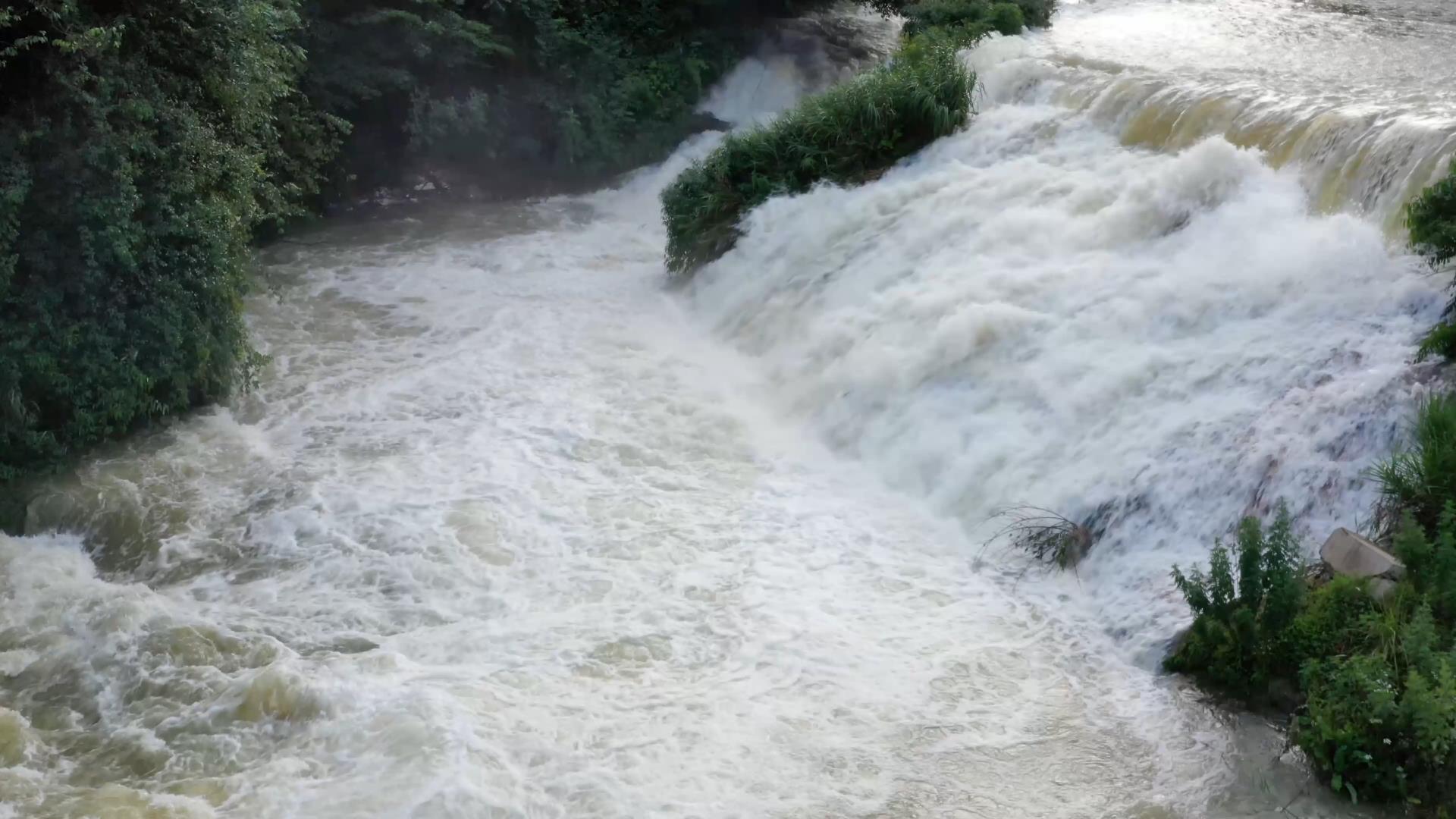 4K航拍河流洪涝洪水涝水大水开闸泄洪视频的预览图
