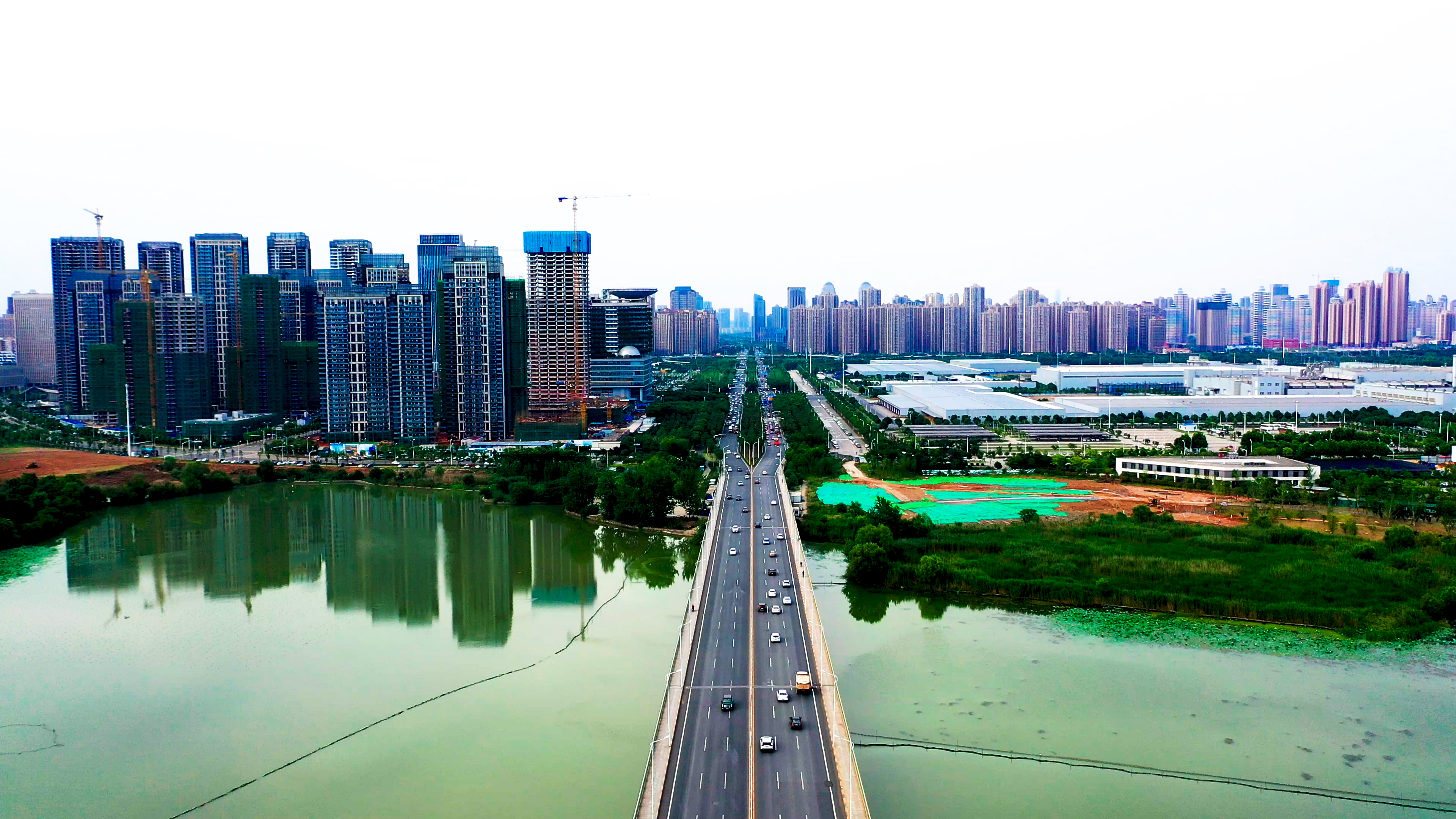 4K武汉城市建筑太子湖大桥航拍航拍视频视频的预览图