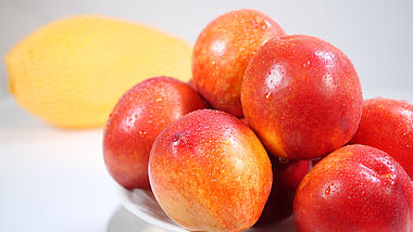 4K夏季水果桃子油桃摆盘摆拍水果视频的预览图