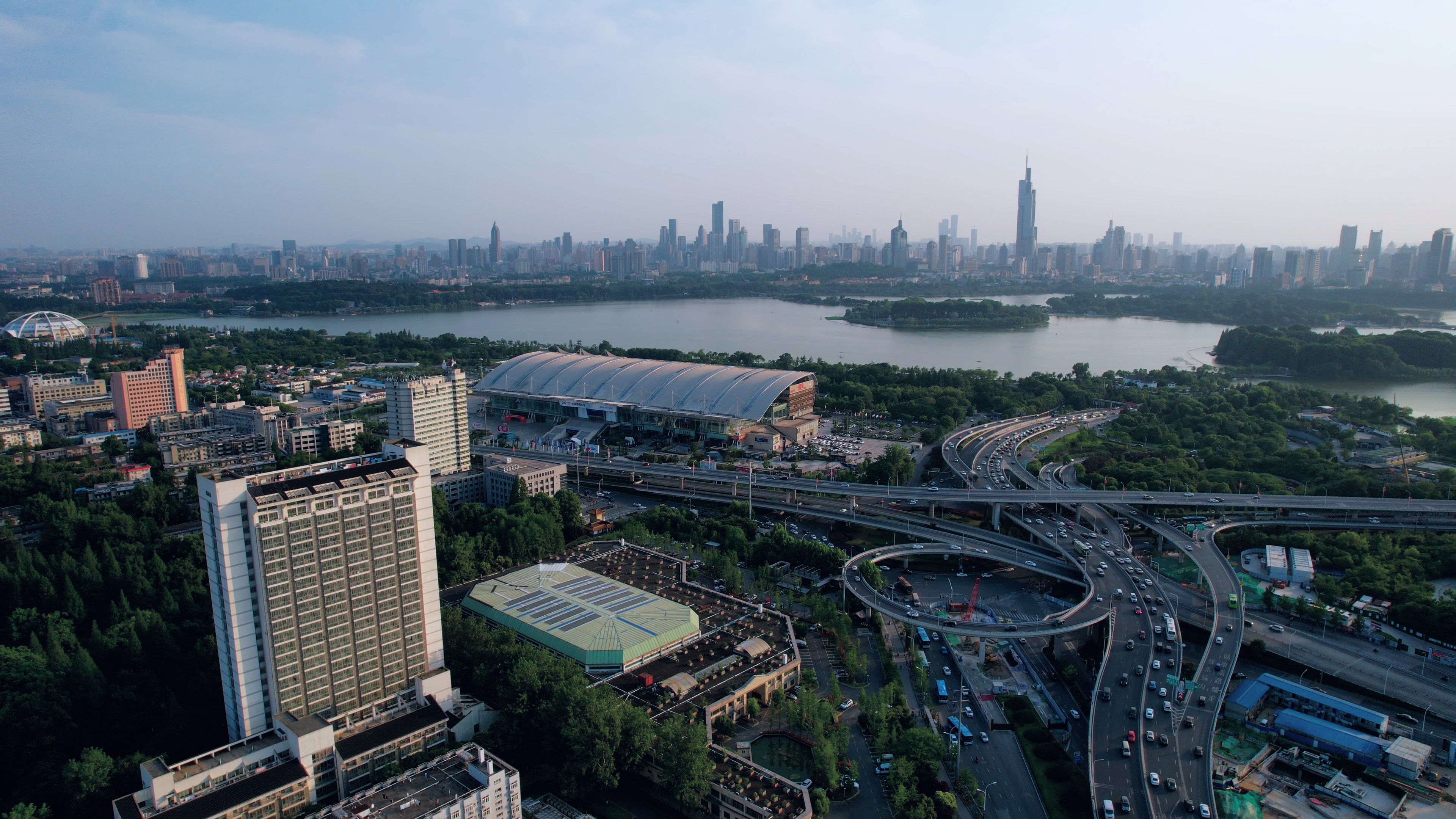 4K航拍南京新庄立交城市车流玄武湖紫峰视频的预览图