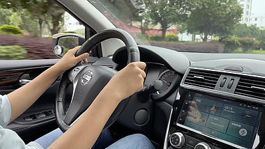 4k手握方向盘开车行驶在公路上视频的预览图