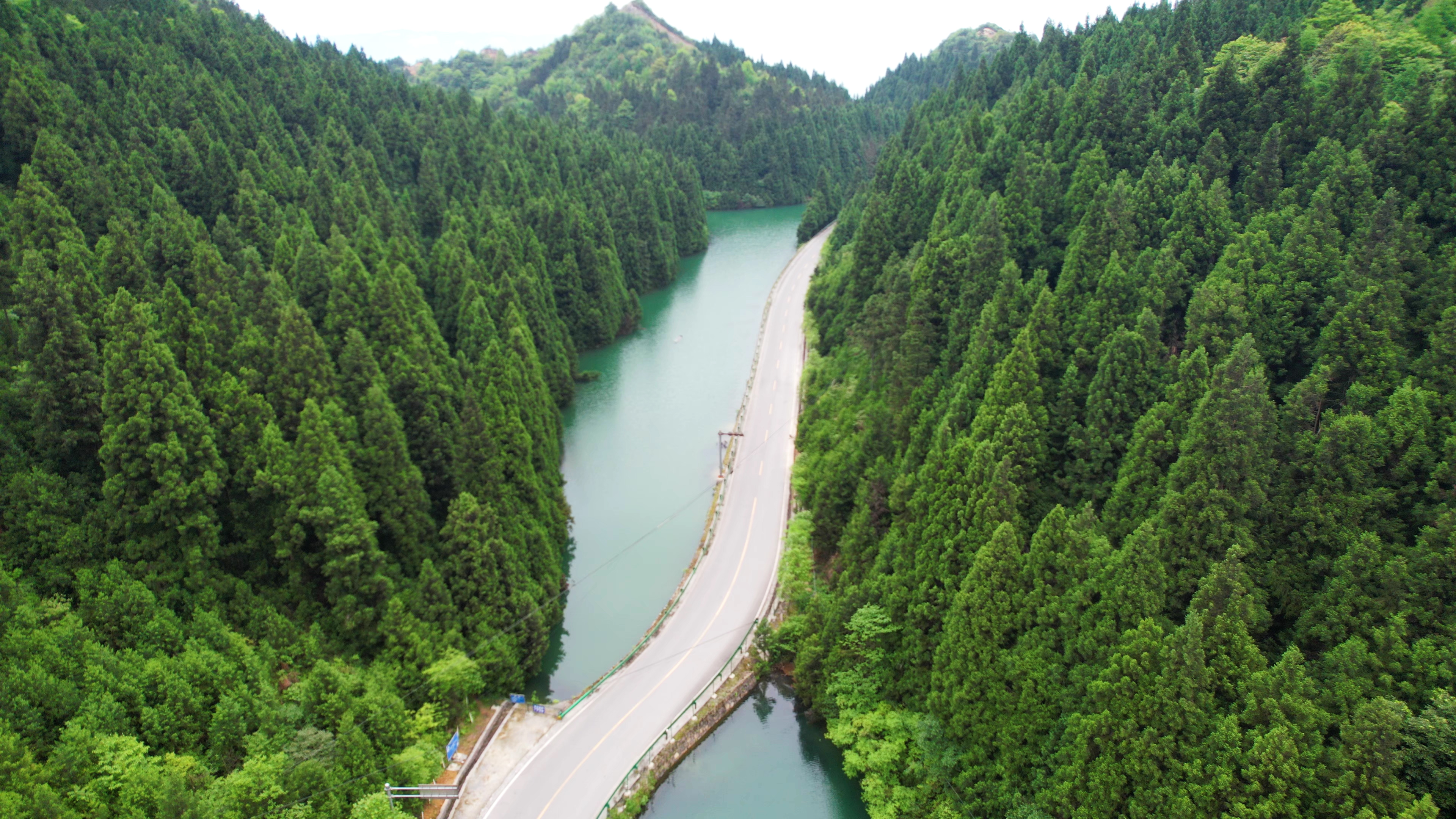 4K航拍深山森林湖泊山水景色自然风景实拍视频的预览图