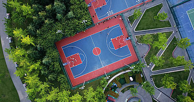 4K城市公园篮球场航拍打篮球篮球赛运动视频的预览图