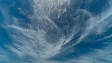 4k天空丝状流云蓝天白云自然风景延时视频的预览图