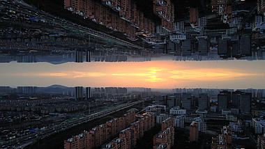 4K航拍傍晚城市夕阳城市倒影视频的预览图
