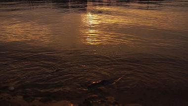 1080p夕阳下江水湖面波光粼粼唯美空镜视频的预览图
