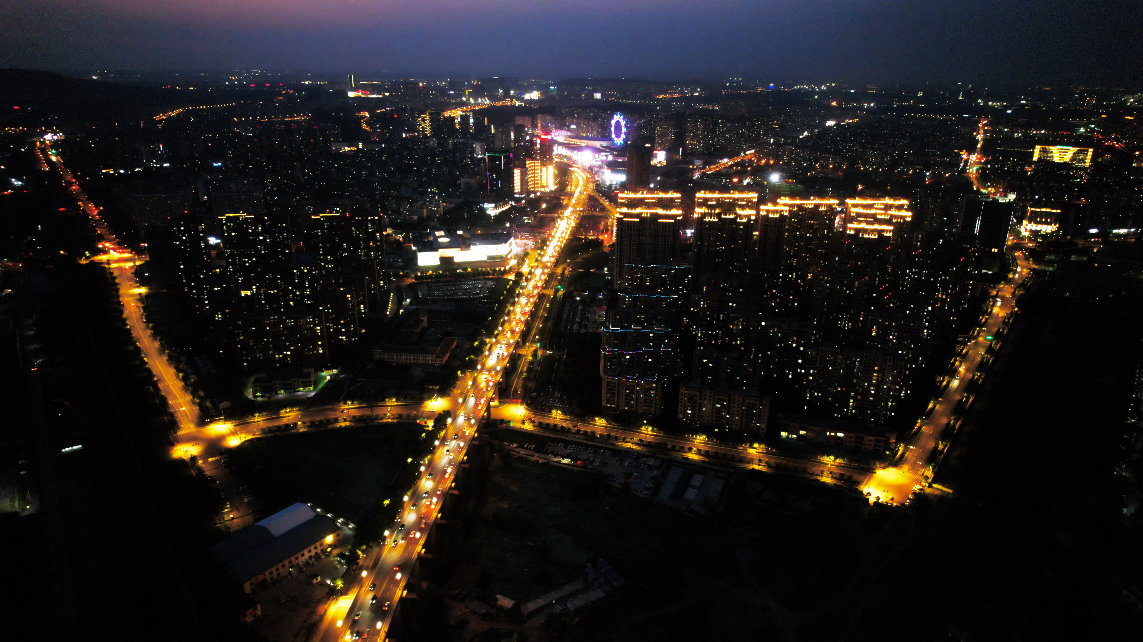 4K航拍南京江北新区弘阳广场夜景车流视频的预览图