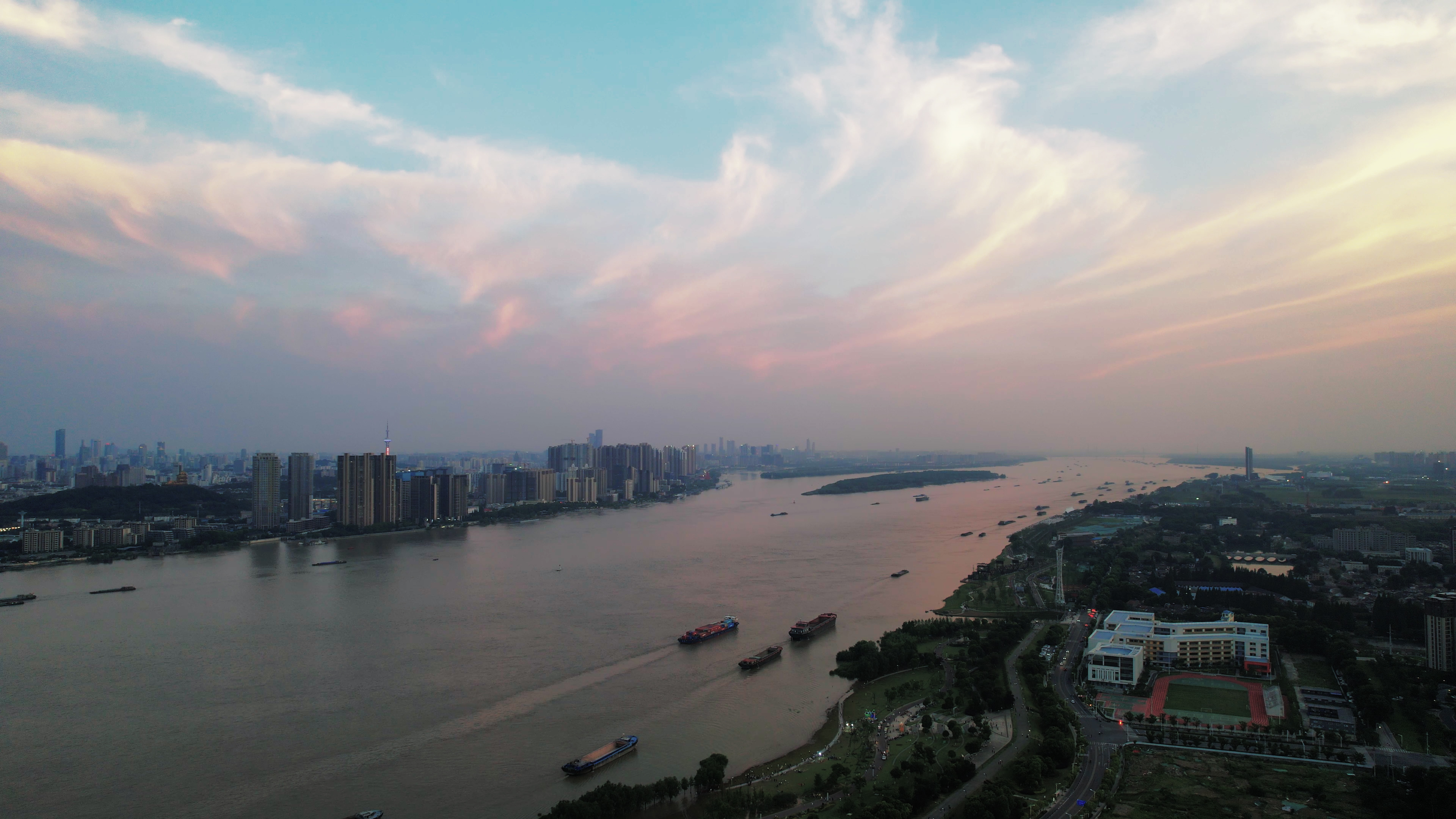 4K航拍长江两岸风景长江航道视频的预览图