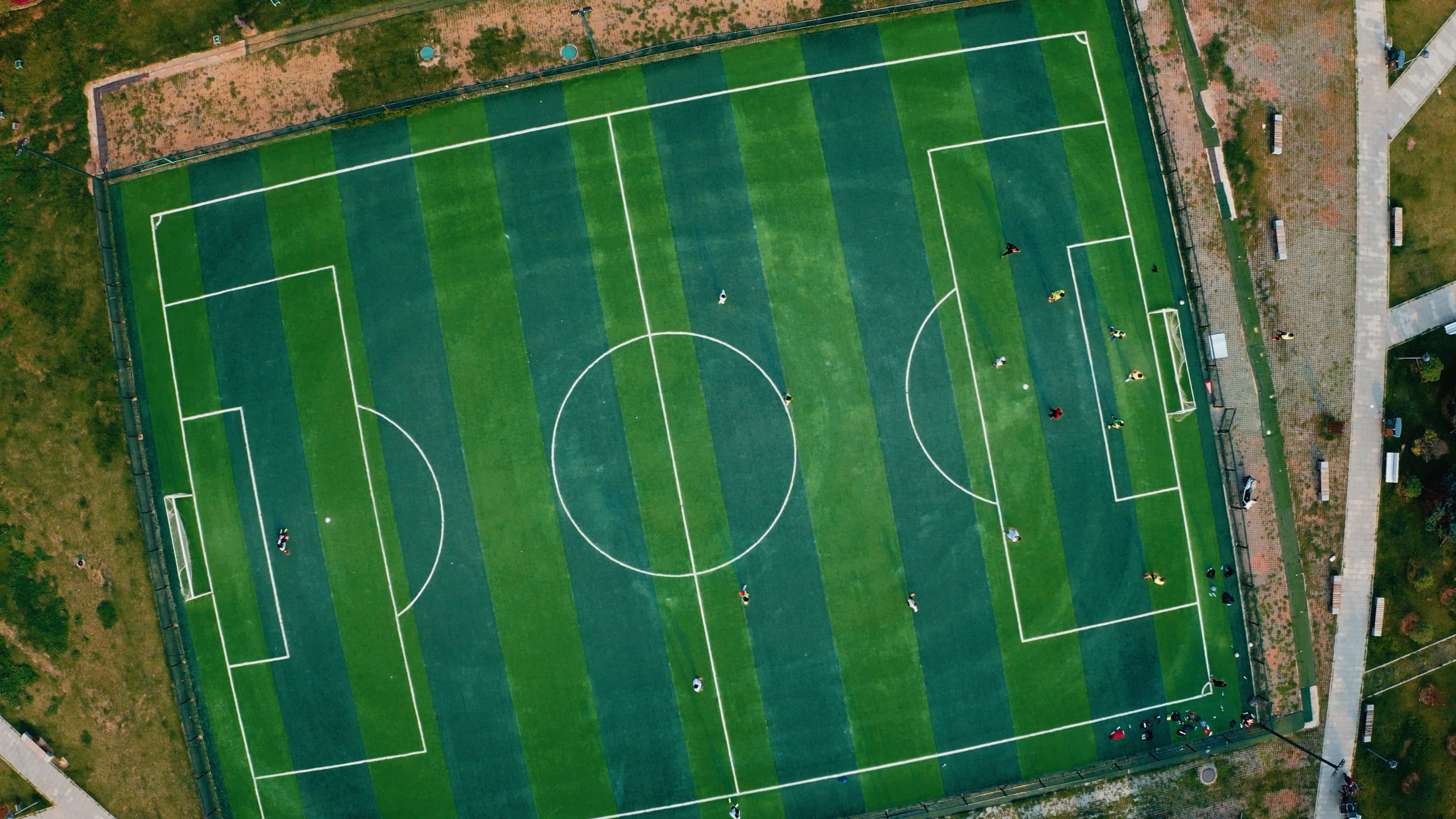 4k航拍俯拍足球场踢足球体育锻炼运动视频的预览图