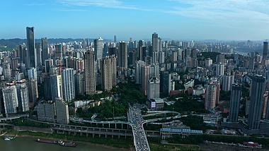 4k航拍大气重庆城市渝中区密集建筑车流视频的预览图