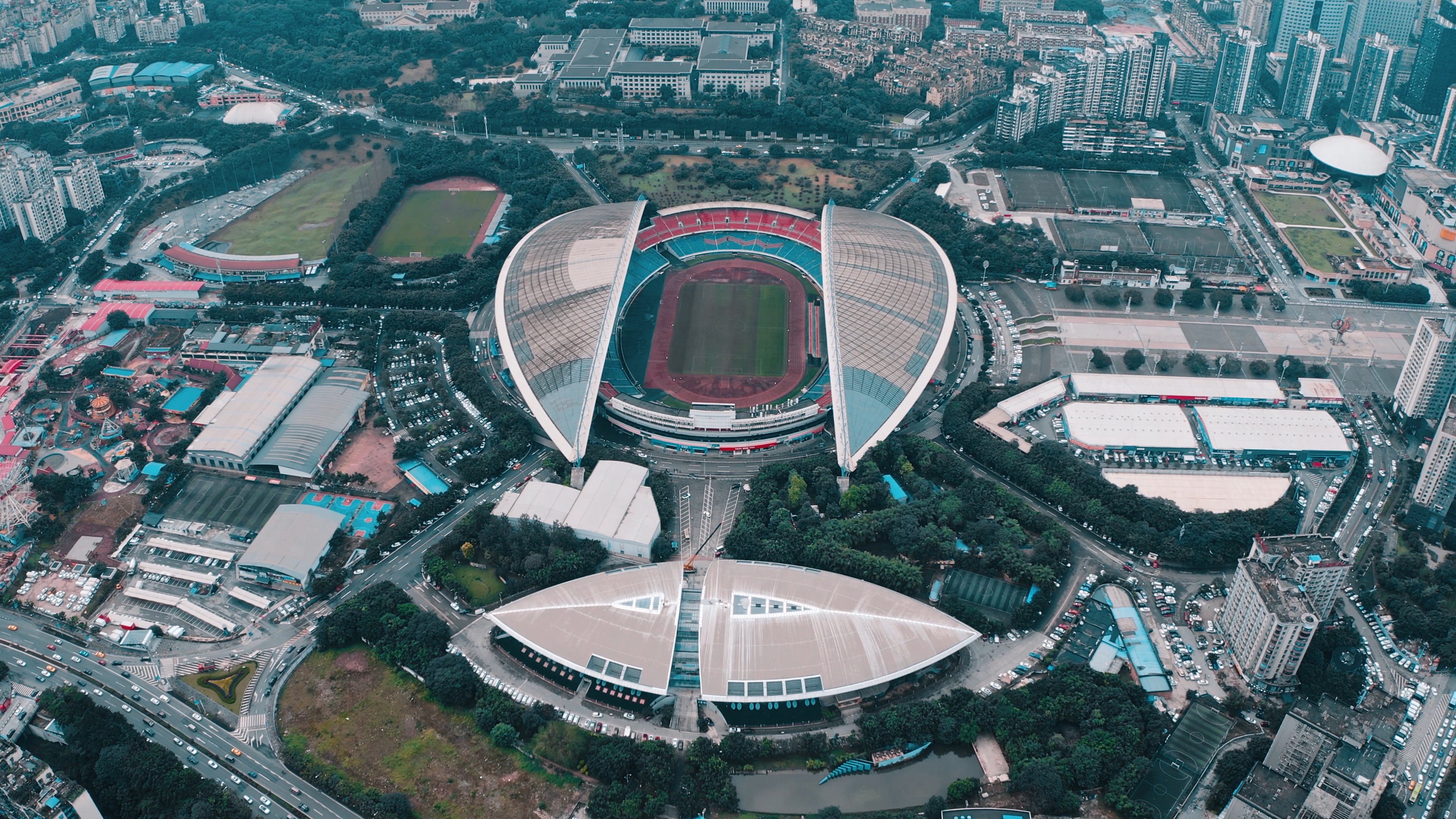 4k航拍重庆奥林匹克体育中心体育运动场视频的预览图