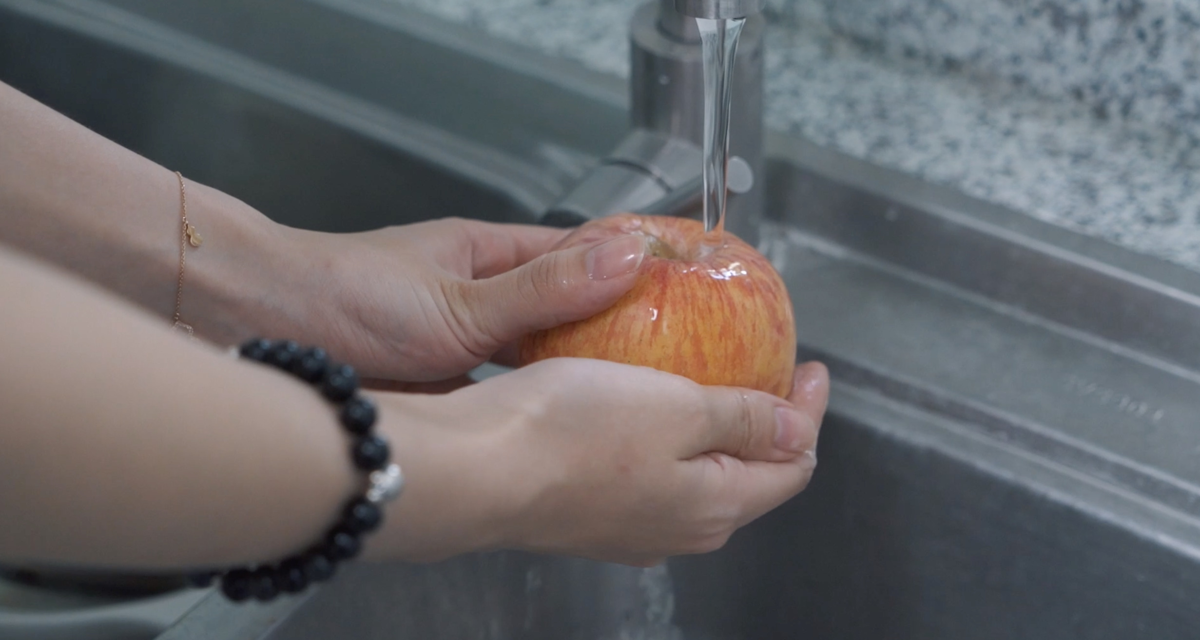 4K超清实拍生活居家洗苹果洗水果视频的预览图