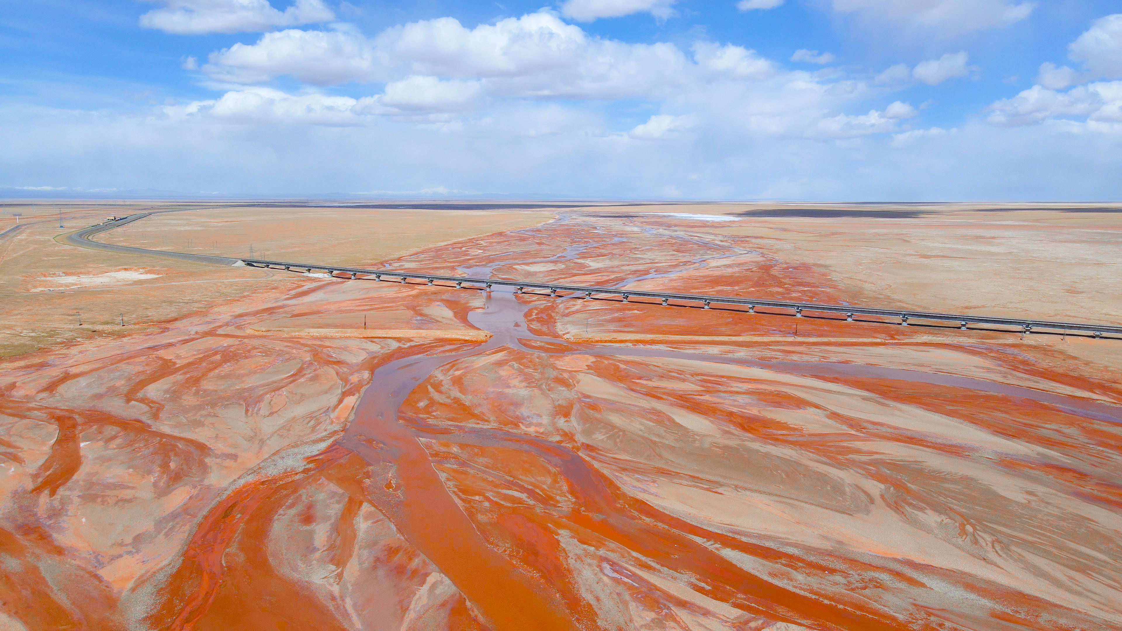 4K青海红色河谷大地之血硫元素河流风景视频视频的预览图