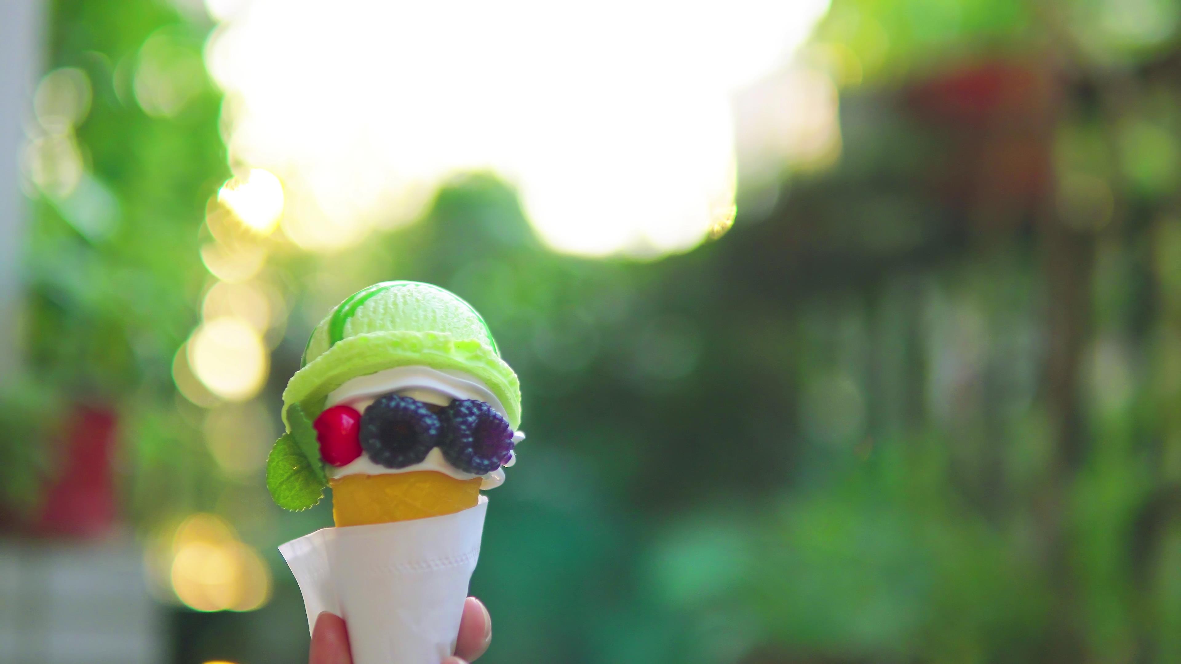 4K夏天手拿冰淇淋甜筒雪糕意境视频视频的预览图
