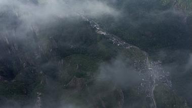 1080航拍大山云雾缭绕农村梯田素材视频的预览图