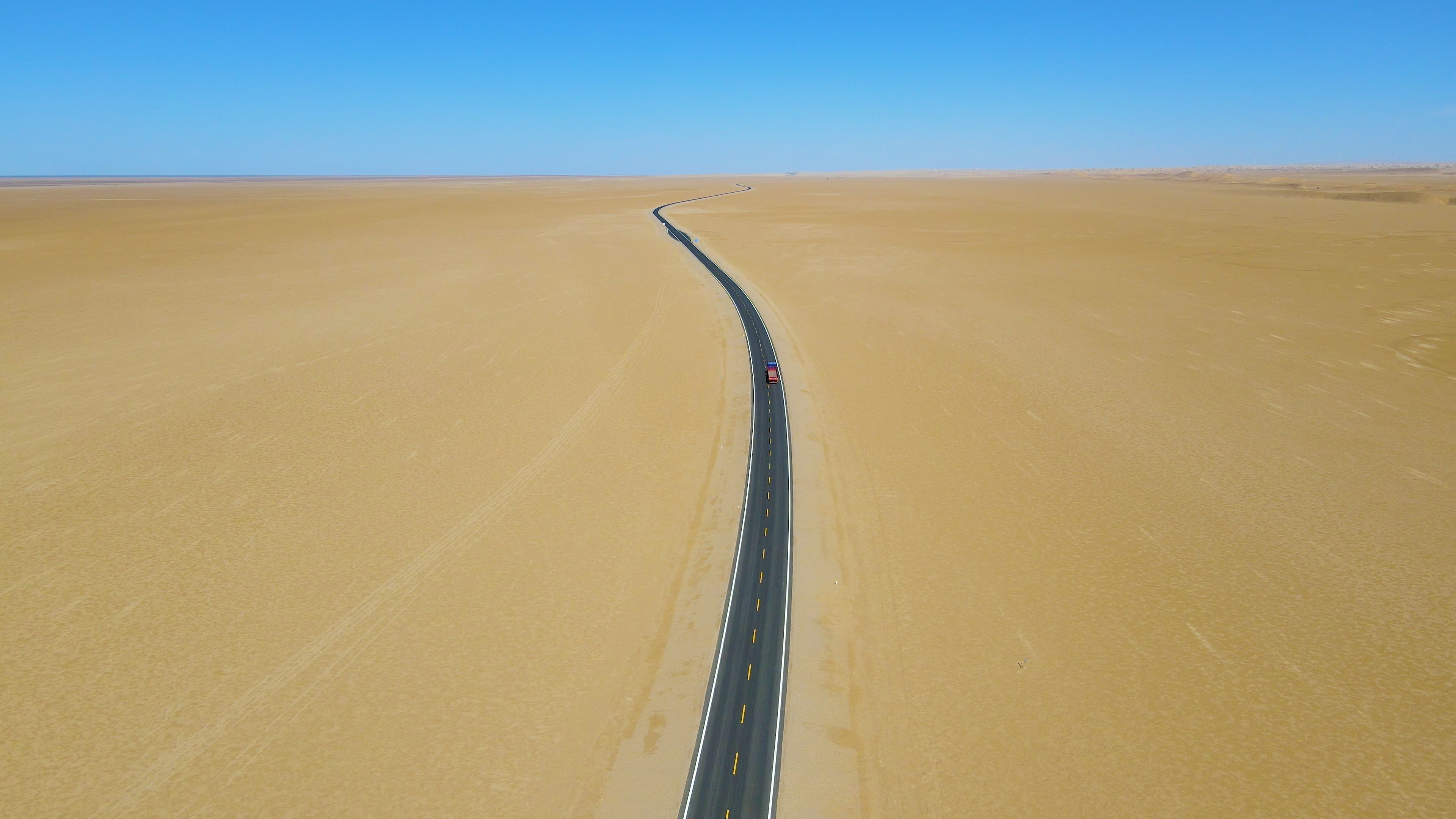 4K唯美沙漠公路汽车行驶广告素材视频的预览图