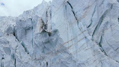 4k航拍震撼蓝色冰川雪山融化大自然美景视频的预览图