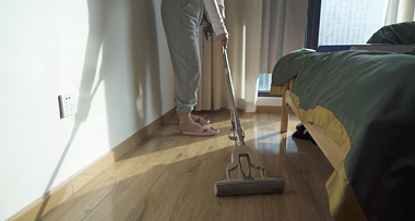 4K实拍居家生活卧室打扫拖地视频的预览图