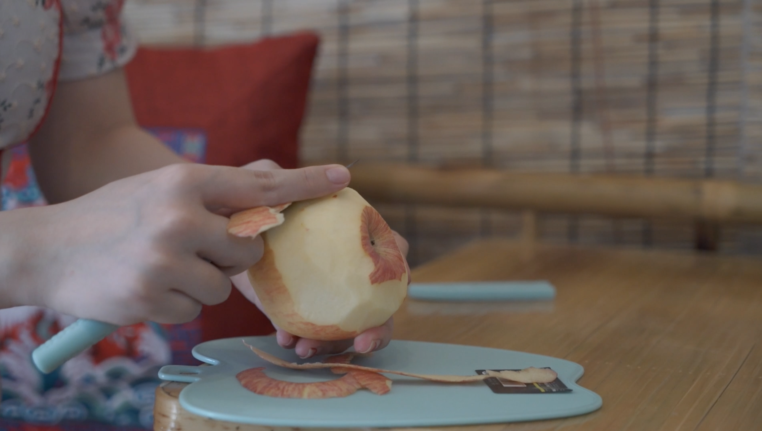 4K实拍居家生活削苹果吃水果视频的预览图