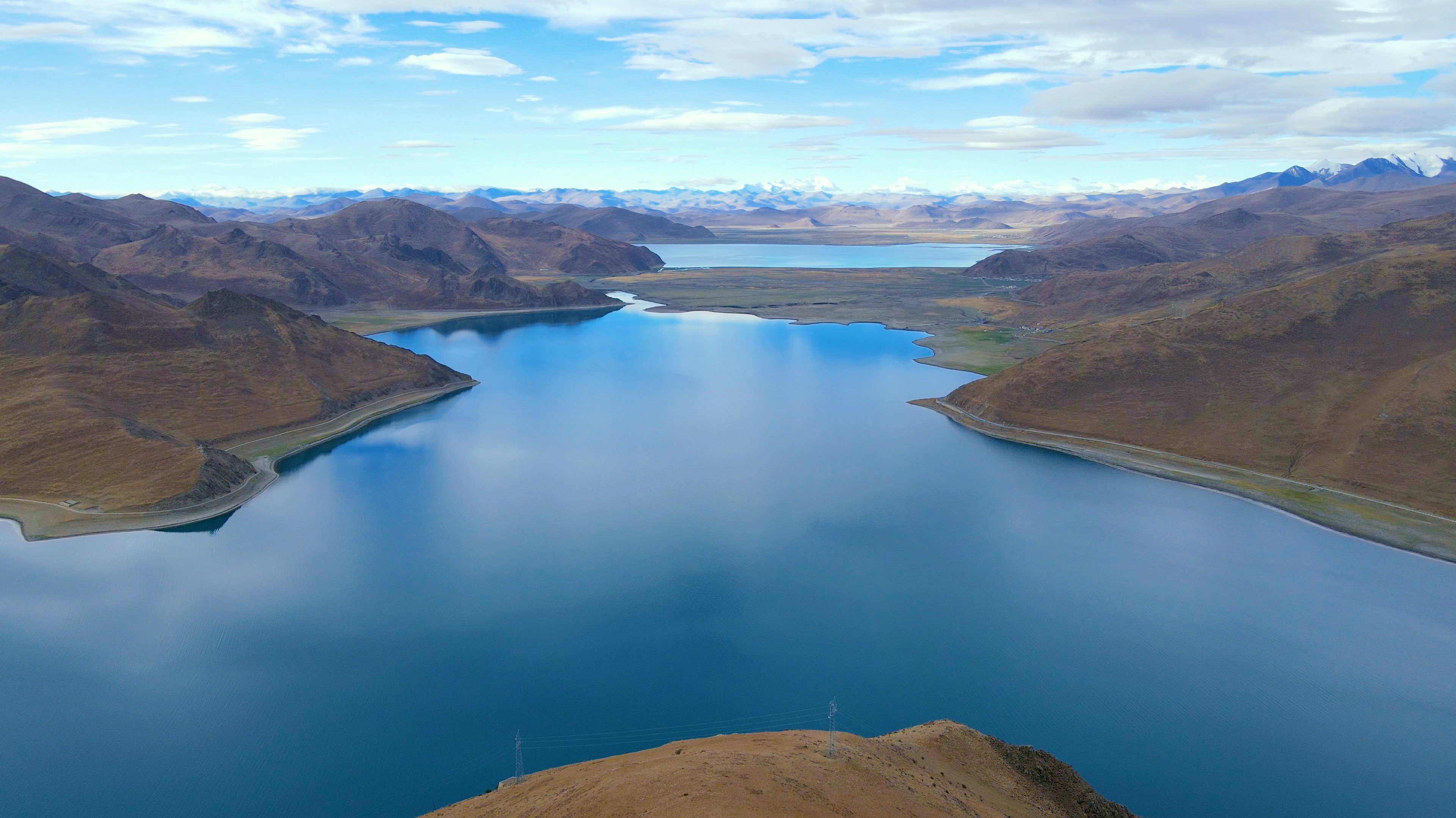 4k航拍壮丽羊卓雍措高原湖水湖泊自然风景视频的预览图