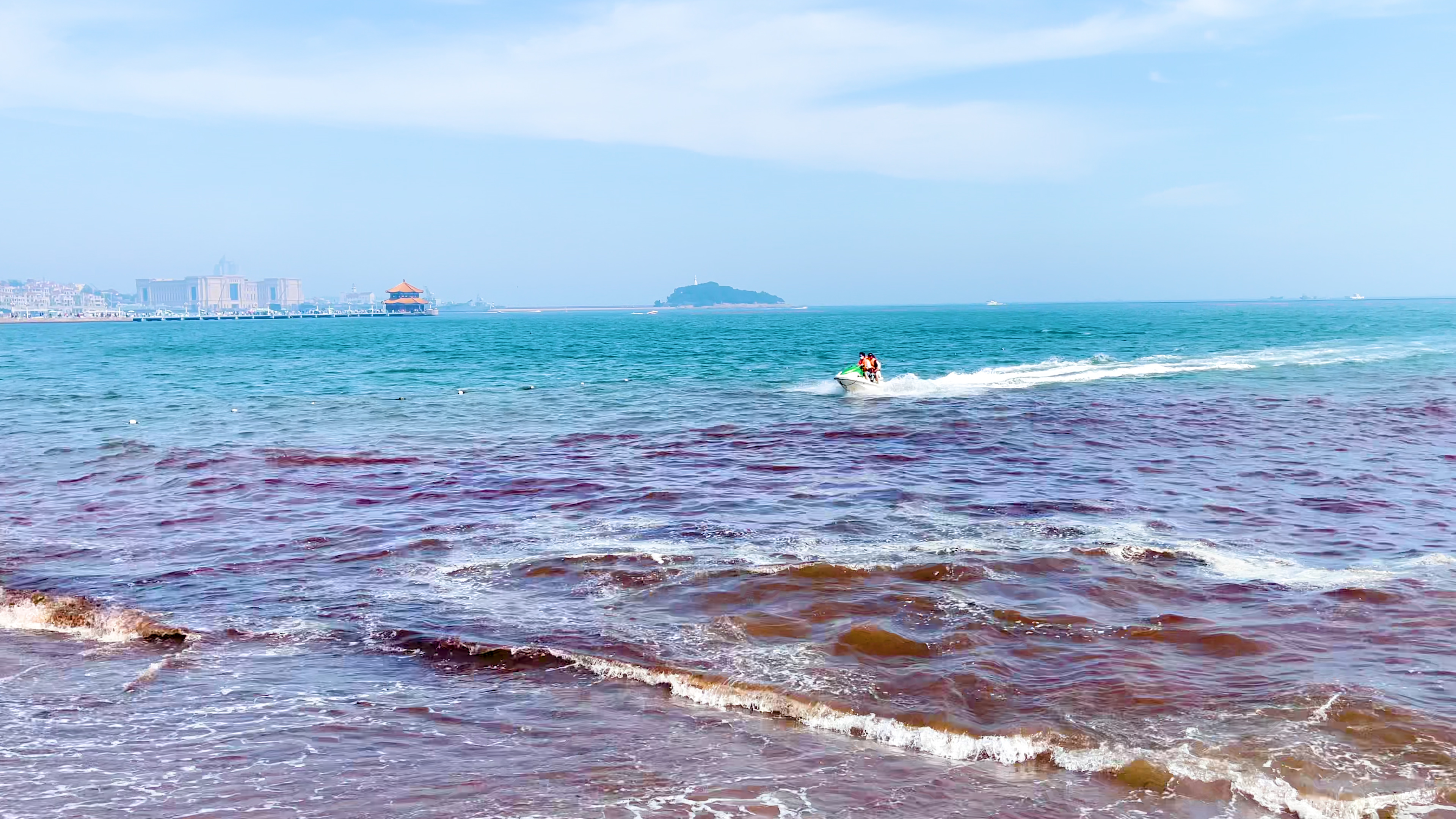 4k实拍青岛海边游客乘坐摩托艇视频的预览图