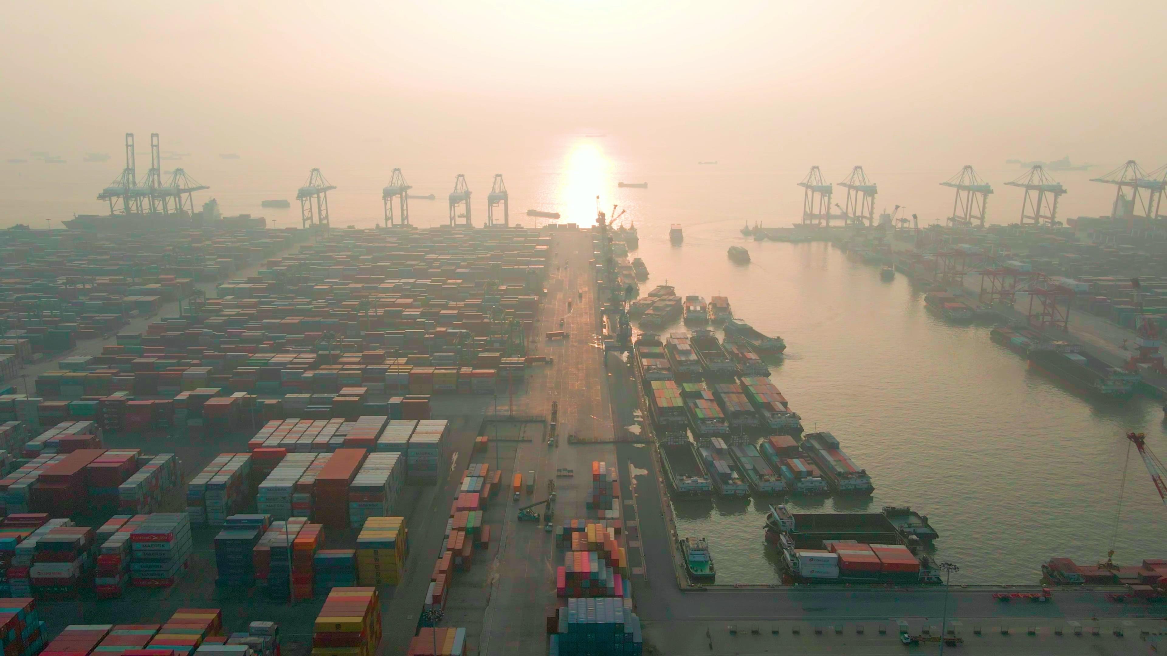4K日落集装箱港口码头视频素材视频的预览图